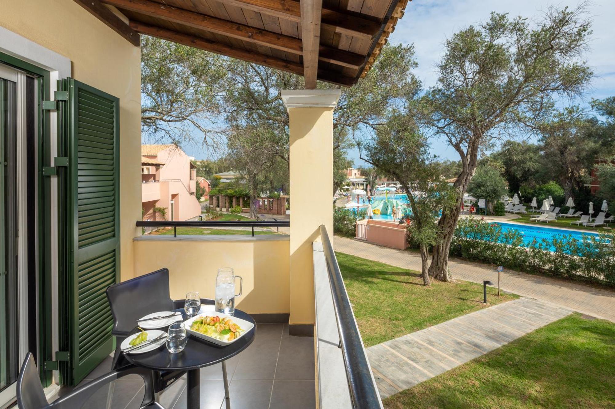 Sentido Apollo Palace 梅松吉 外观 照片 A balcony at a hotel