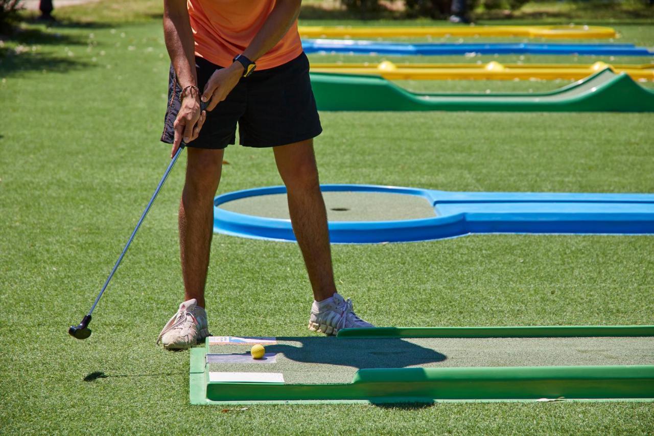 Sentido Apollo Palace 梅松吉 外观 照片 A player putting on a hole